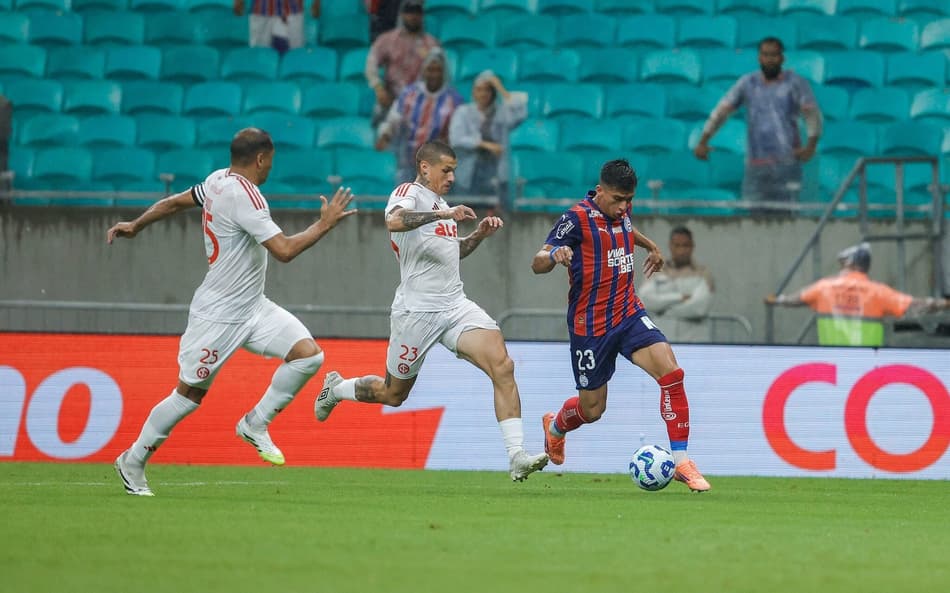Sanabria, do Bahia, contra Alan Benítez e Gabriel Mercado, do Internacional