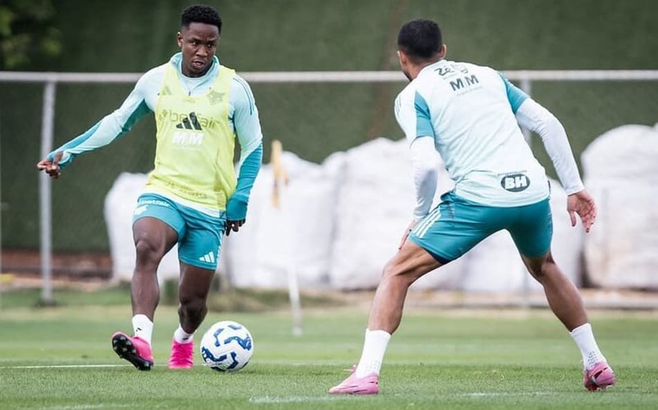 Atacante colombiano Sinisterra em treino do Cruzeiro na Toca da Raposa (Foto: Gustavo Aleixo/Cruzeiro)