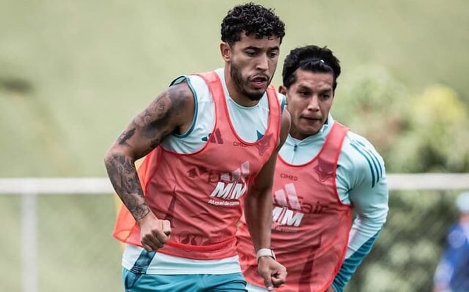Lateral William do Cruzeiro em treino na Toca da Raposa (Foto: Gustavo Aleixo/Cruzeiro)