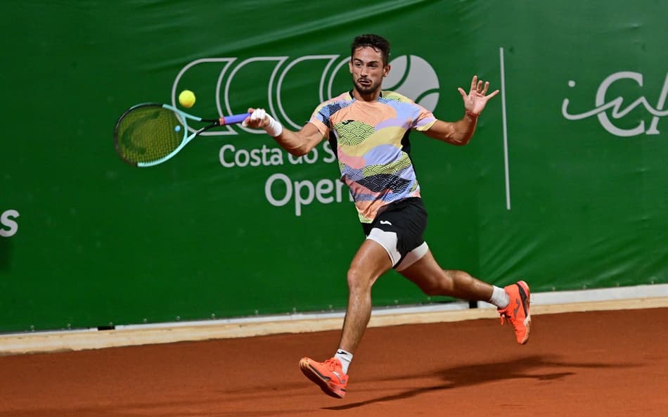 O argentino Mariano Navone avança na estreia no Costa do Sauípe Open (João Pires/Fotojump)