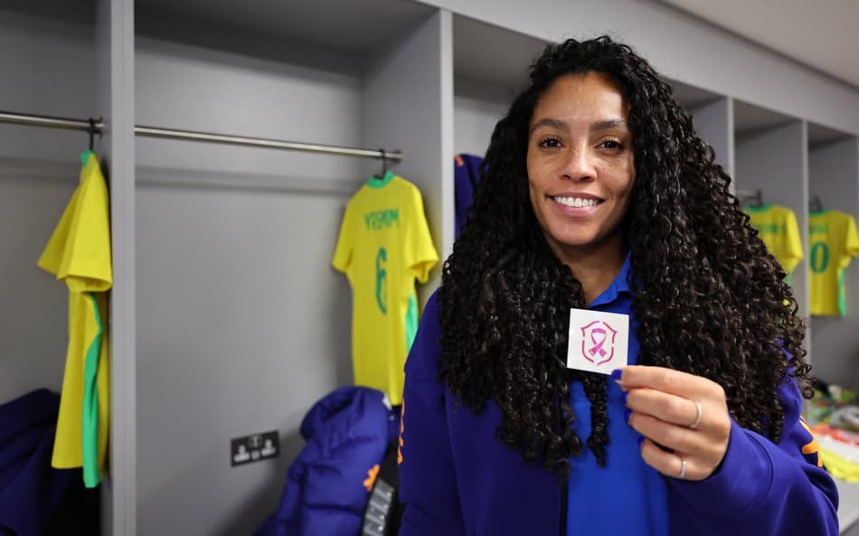 Yasmim, lateral da Seleção Brasileira, com adesivo da campanha Outubro Rosa. (Foto: Lívia Villas Boas / CBF)