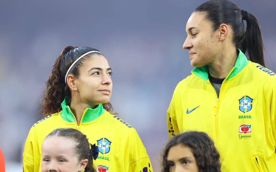 Angelina e Lorena durante amistoso da Seleção Brasileira, contra a Inglaterra, em Manchester. (Foto: Lívia Villas Boas / CBF)