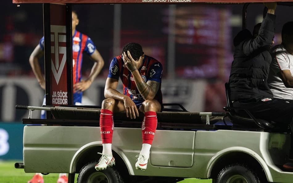 Gilberto sai lesionado do jogo contra o São Paulo (Foto: Rafael Rodrigues/EC Bahia)
