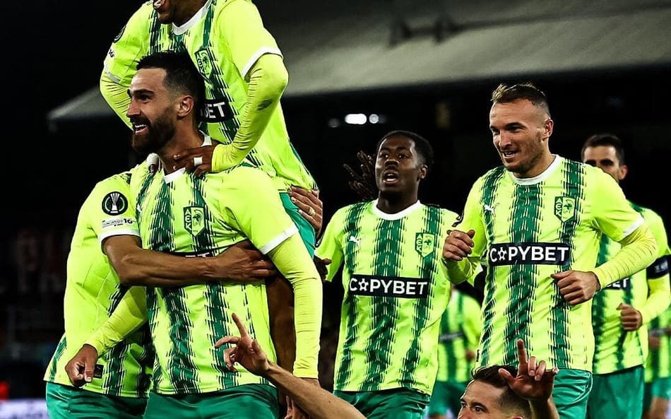 AEK Larnaca, do Chipre, comemorando a vitória contra o Crystal Palace (Foto: Reprodução/X)