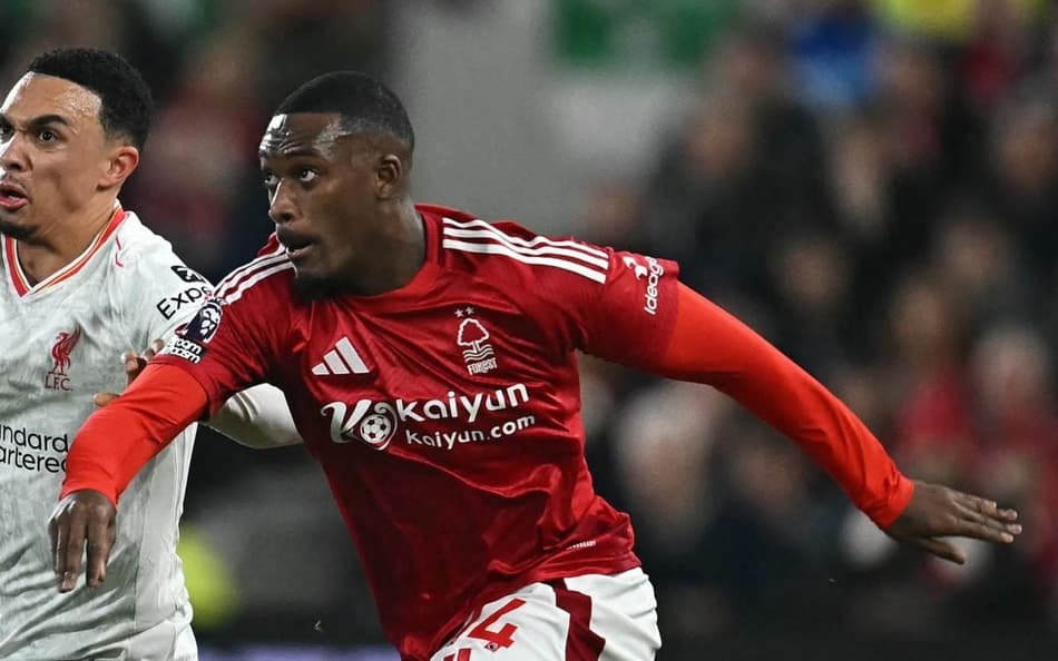 Callum Hudson-Odoi, do Nottingham Forest, disputa a jogada com Alexander-Arnold, do Liverpool: empate eletrizante pelo Campeonato Inglês (Foto: Paul Ellis/AFP)