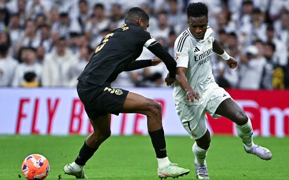Vini Jr em ação em Real Madrid x Valencia. (Foto: Javier Soriano / AFP)