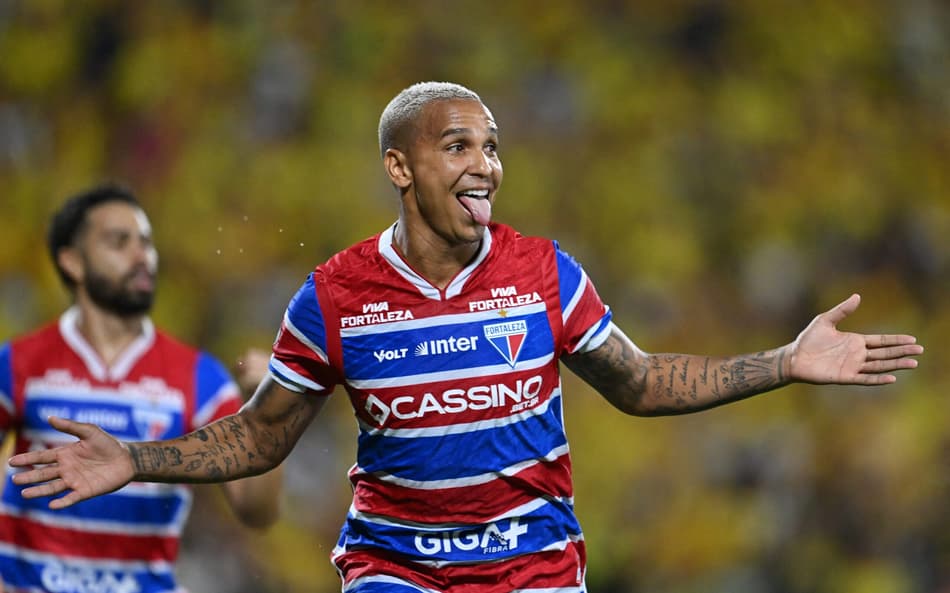 Deyverson comemora gol do Fortaleza contra o Bucaramanga
