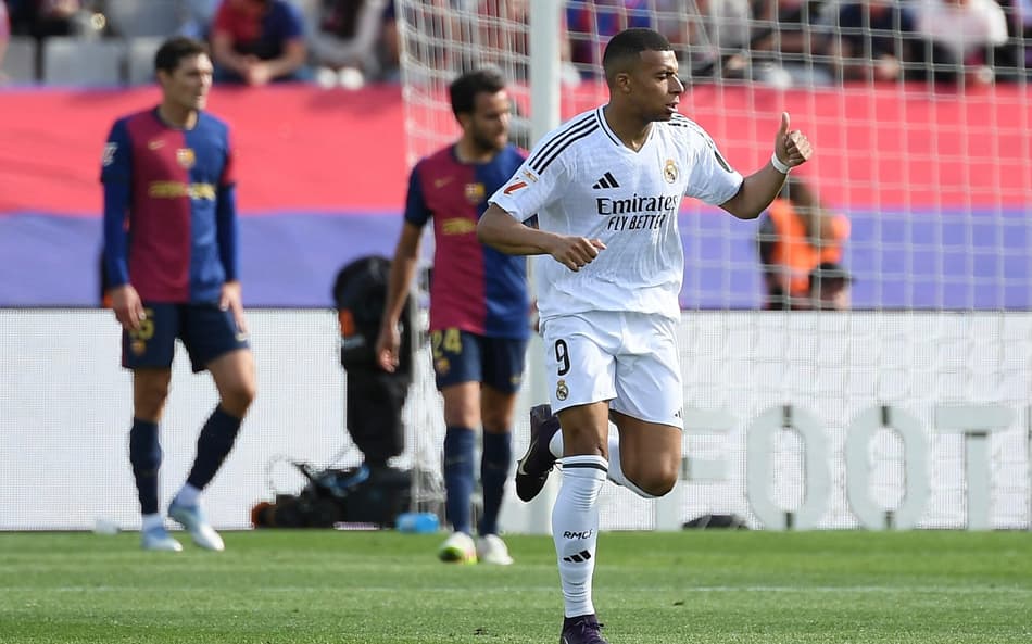 Mbappé em ação pelo Real Madrid contra Barcelona (Photo by Josep LAGO / AFP)