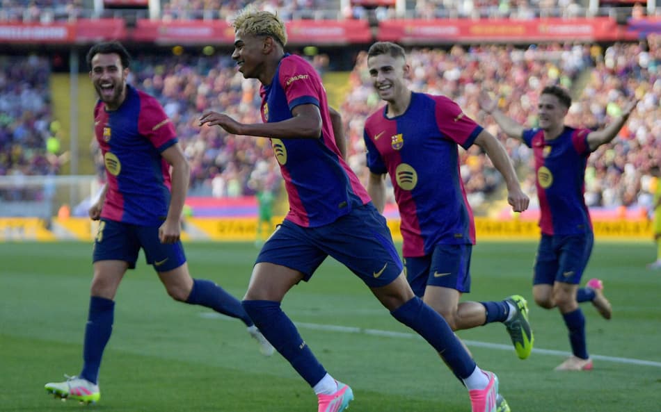 Yamal corre para comemorar gol do Barcelona contra o Villarreal (Foto: Manaure QUINTERO / AFP)