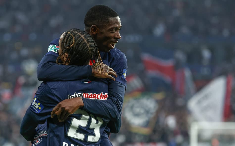 Barcola e Dembélé comemoram gol do PSG contra o Reims (Foto: Franck Fife/AFP)