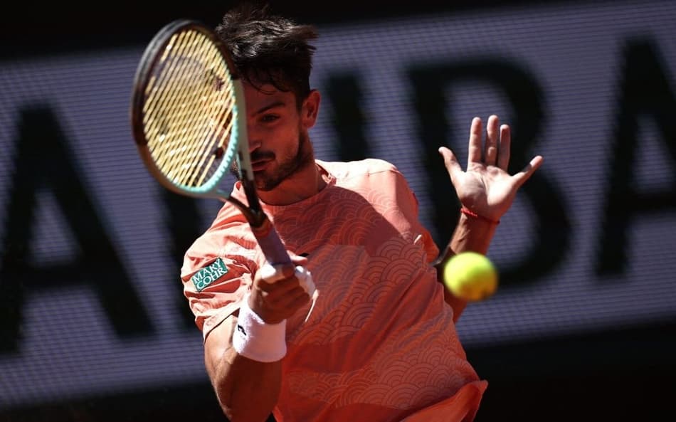 O argentino Mariano Navone na derrota para o italiano Lorenzo Musetti em Roland Garros (Foto: Anne-Christine POUJOULAT / AFP)