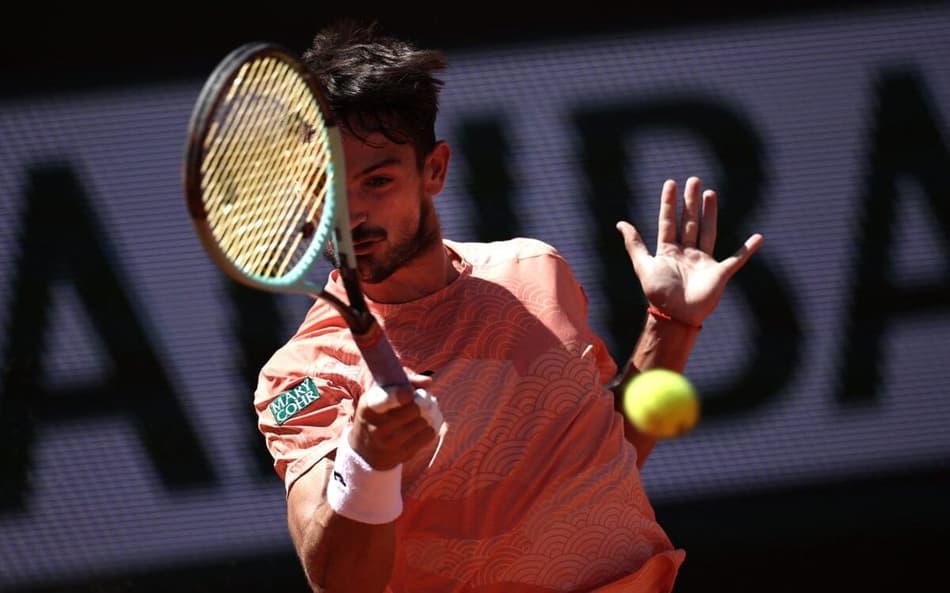 O argentino Mariano Navone na derrota para o italiano Lorenzo Musetti em Roland Garros (Foto: Anne-Christine POUJOULAT / AFP)