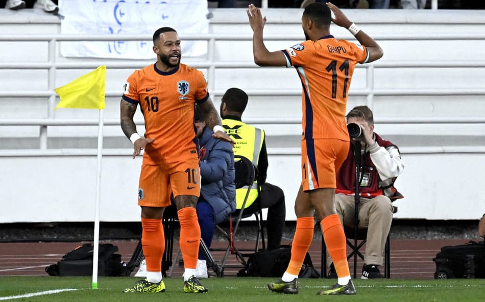 Memphis Depay marcou em Finlândia x Holanda (Foto: Markku Ulander / LEHTIKUVA/AFP)