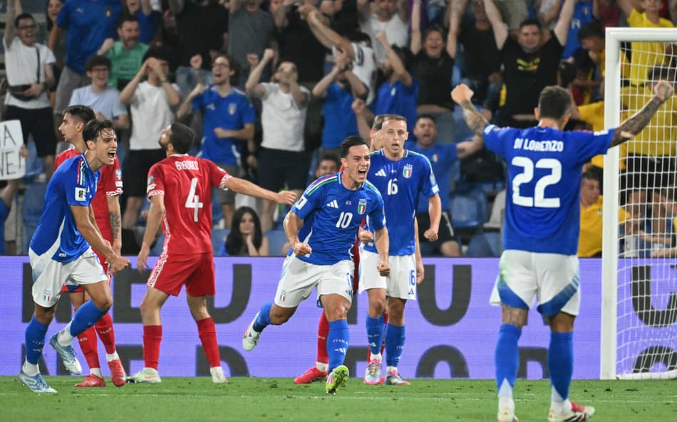 Itália celebrando gol diante da Moldávia