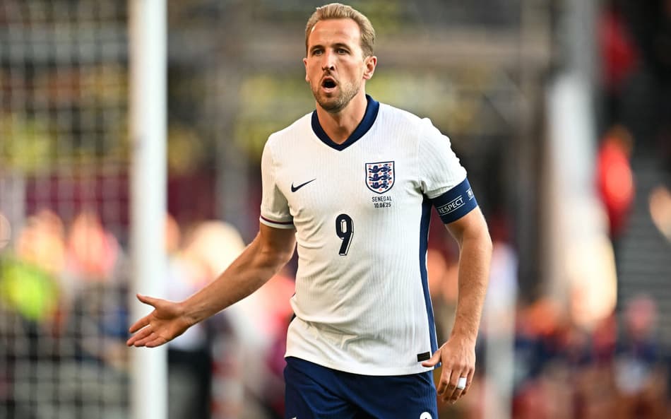 Harry Kane comemora gol da Inglaterra sobre Senegal