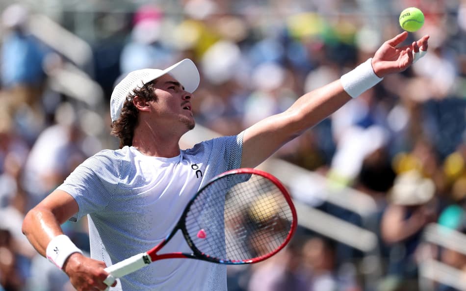 João Fonseca saca na derrota para o tcheco Tomas Machac no US Open (FOto: ELSA / GETTY IMAGES NORTH AMERICA / Getty Images via AFP)