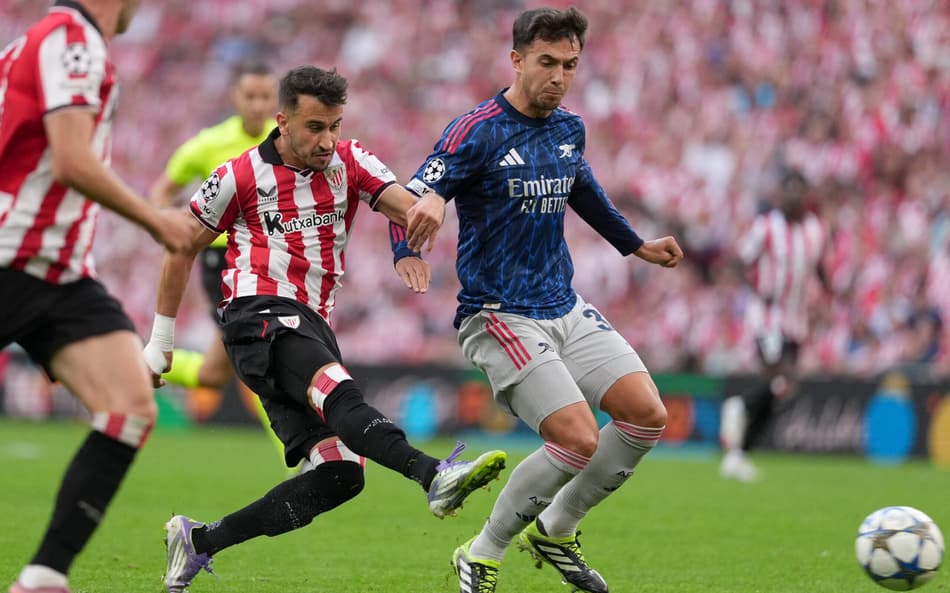 Alex Berenguer, do Athletic Bilbao, em disputa com Cristhian Mosquera, do Arsenal, em jogo da Champions League (Foto: Cesar Manso / AFP)