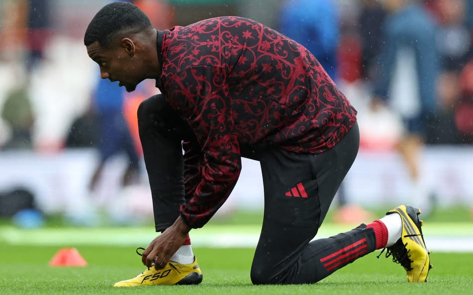 Isak no aquecimento de Liverpool x Everton (Foto: Darren Staples / AFP)