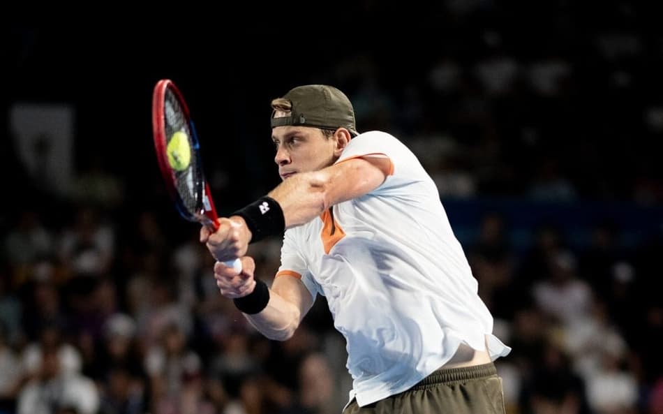 O belga Zizou Bergs em partida no ATP e Tóquio (Foto: Philip FONG / AFP)