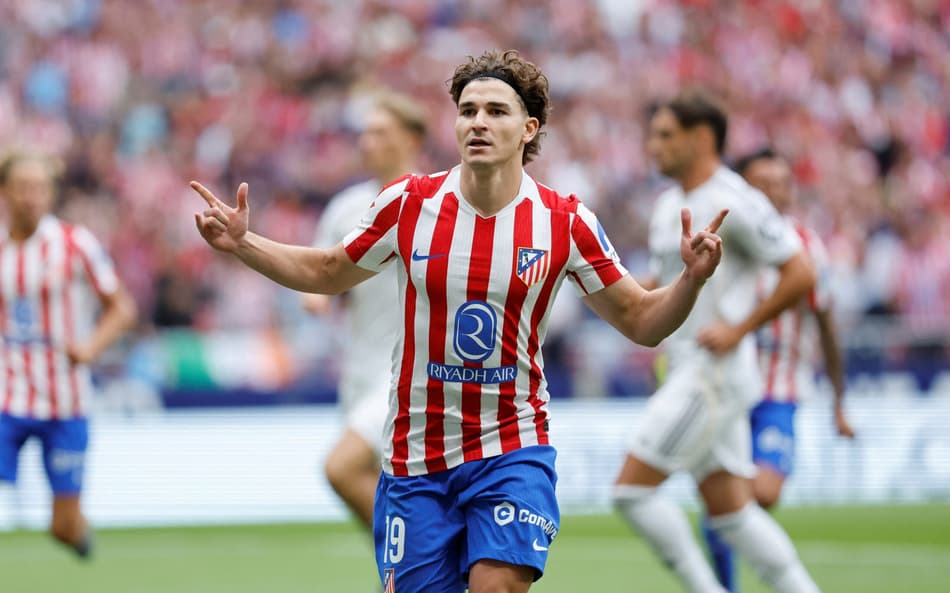 Julián Alvarez comemora gol na goleada do Atletico de Madrid sobre o Real Madrid pelo Campeonato Espanhol (foto: Oscar Del Pozo / AFP)