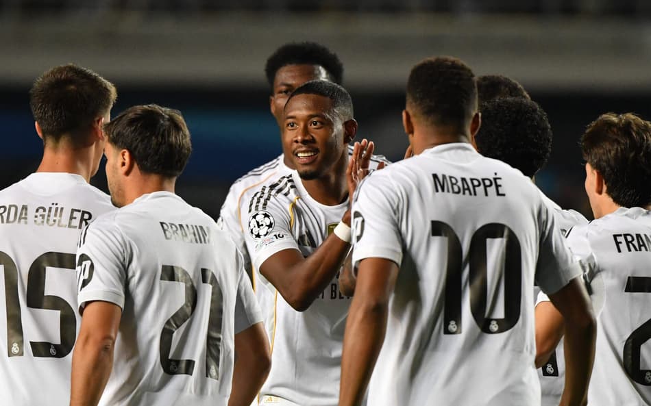 Real Madrid comemora gol de Mbappé contra o Kairat (Foto: Vyacheslav OSELEDKO / AFP)