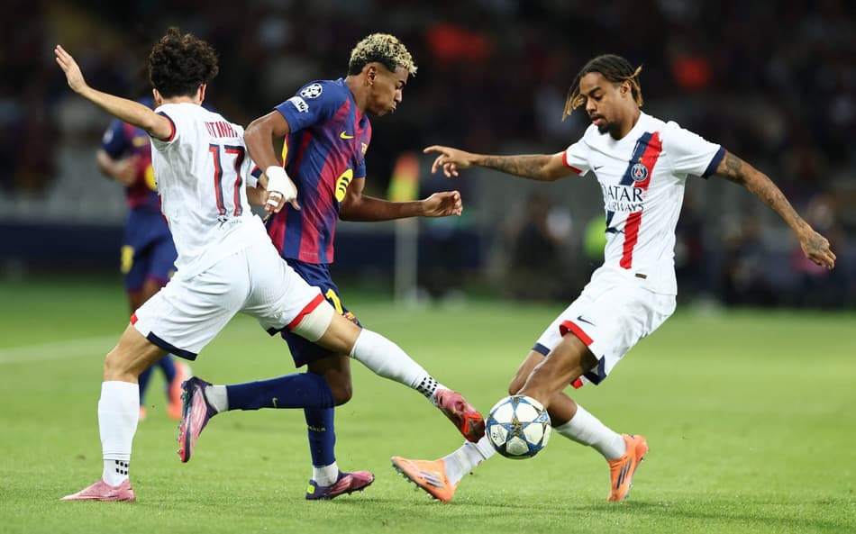 Lamine Yamal disputa bola com Vitinha e Bradley Barcola em Barcelona x PSG (Foto: Josep Lago / AFP)