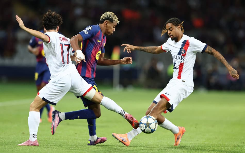 Lamine Yamal disputa bola com Vitinha e Bradley Barcola em Barcelona x PSG (Foto: Josep Lago / AFP)