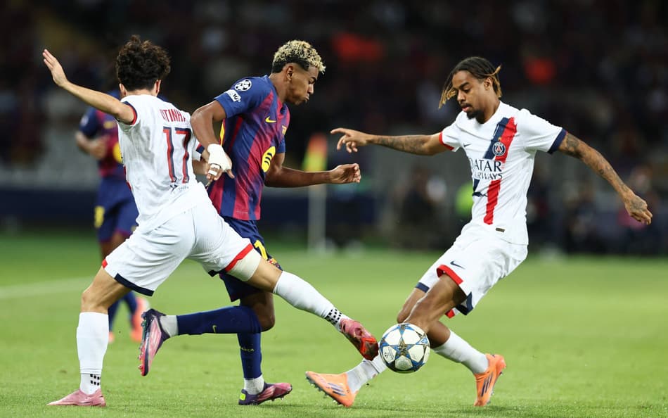 Lamine Yamal disputa bola com Vitinha e Bradley Barcola em Barcelona x PSG (Foto: Josep Lago / AFP)