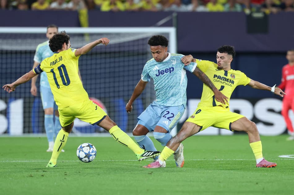 Daniel Parejo, disputa bola com Weston McKennie e Georges Mikautadze em Villarreal x Juventus (Foto: Thomas Coex / AFP)