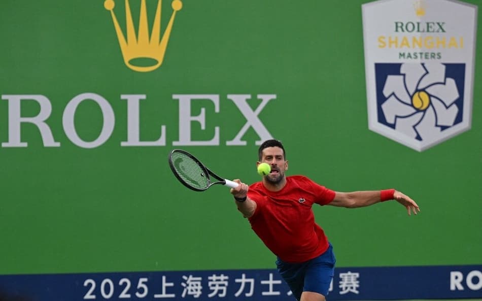 O sérvio Novak Djokovic em treino em Xangai (Foto: AFP)