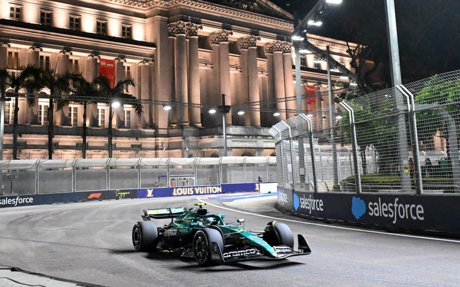 Fernando Alonso, da Aston Martin, no GP de Singapura de F1 (Foto: Roslan Rahman / AFP)