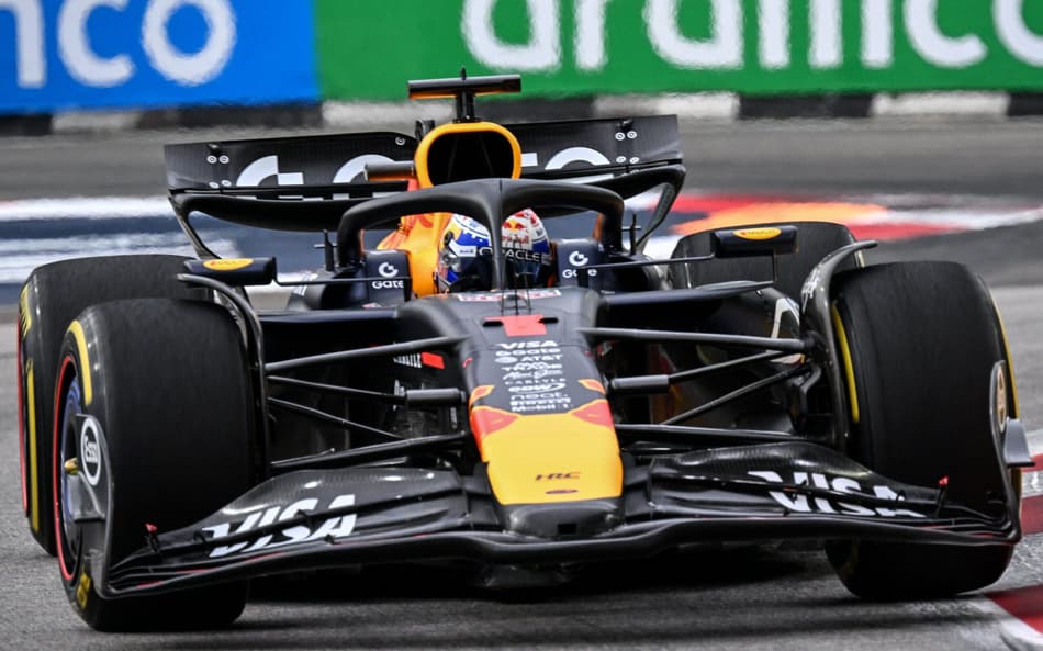 Max Verstappen lidera TL3 do GP de SIngapura de F1 (Foto: ROSLAN RAHMAN / AFP)
