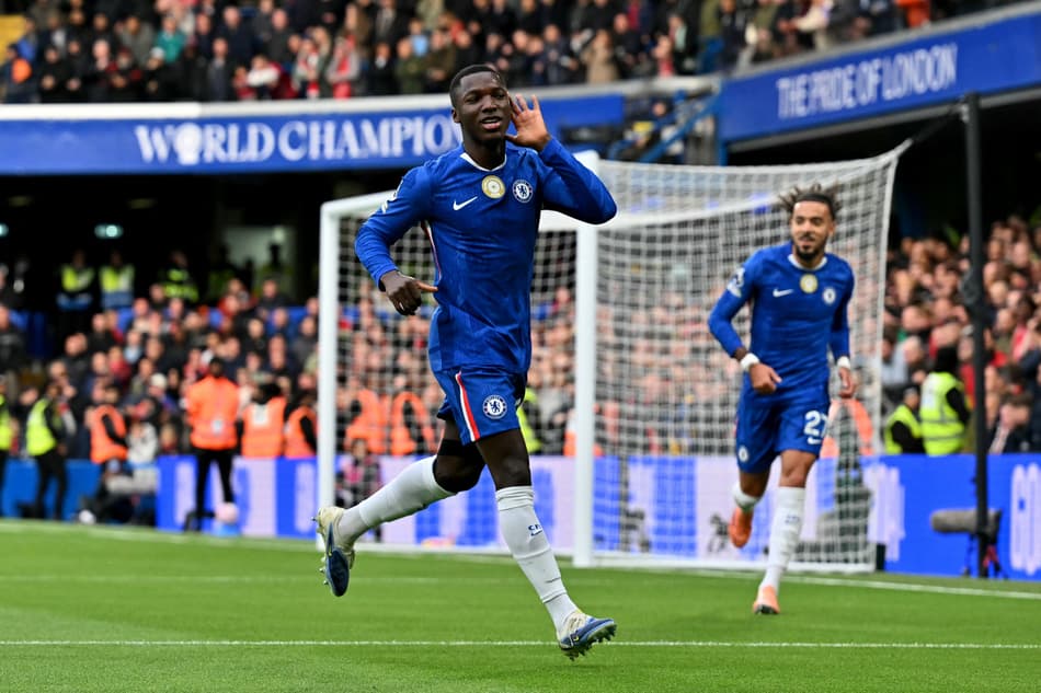 Caicedo comemora gol Chelsea x Liverpool (Foto: Glyn KIRK / AFP)