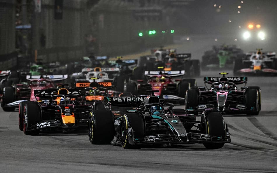 Largada do GP de Singapura de F1 (Foto: Lillian SUWANRUMPHA / AFP)