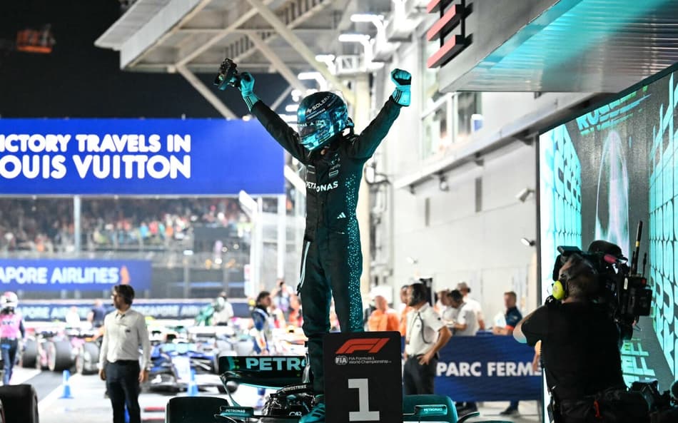 Russell comemora a vitória no GP de Singapura (Foto: MOHD RASFAN / AFP)
