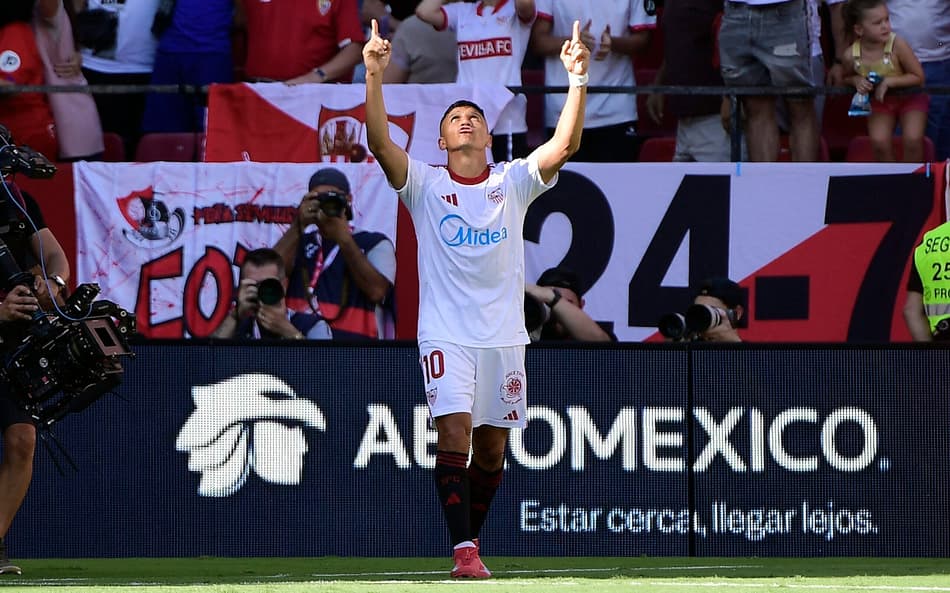 Alexis Sanchéz comemora gol do Sevilla sobre o Barcelona (Foto: CRISTINA QUICLER / AFP)