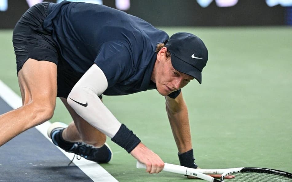 O italinao Jannik Sinner escorrega na derrota para o holandês Tallon Griekspoor em Xangai (Foto: Hector RETAMAL / AFP)