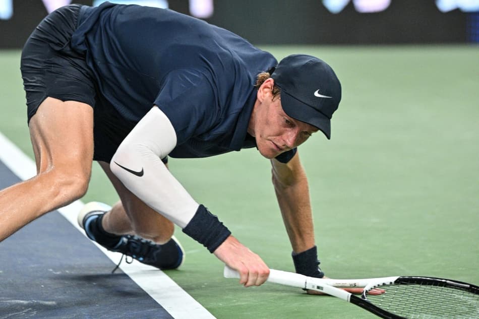 O italinao Jannik Sinner escorrega na derrota para o holandês Tallon Griekspoor em Xangai (Foto: Hector RETAMAL / AFP)