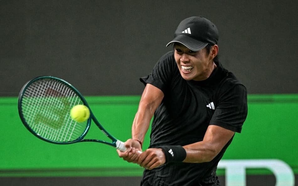 O americano Learner Tien na derrota para o russo Daniil Medvedev em Xangai (Foto: HECTOR RETAMAL / AFP)