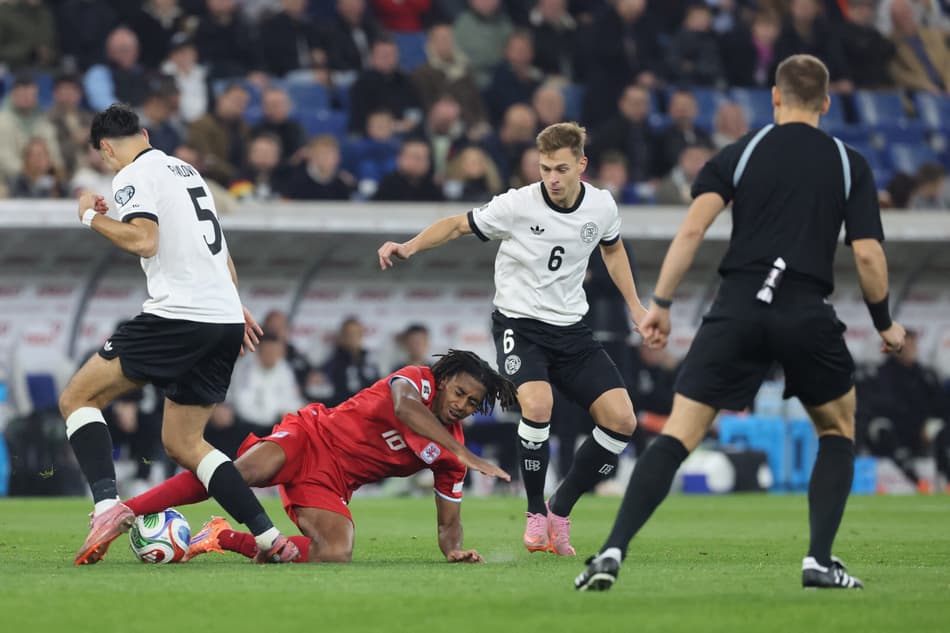 Leandro Barreiro x Aleksandar Pavlovic e Joshua Kimmich no jogo entre Alemanha e Luxemburgo, pelas Eliminatórias Aleksandar Pavlovic