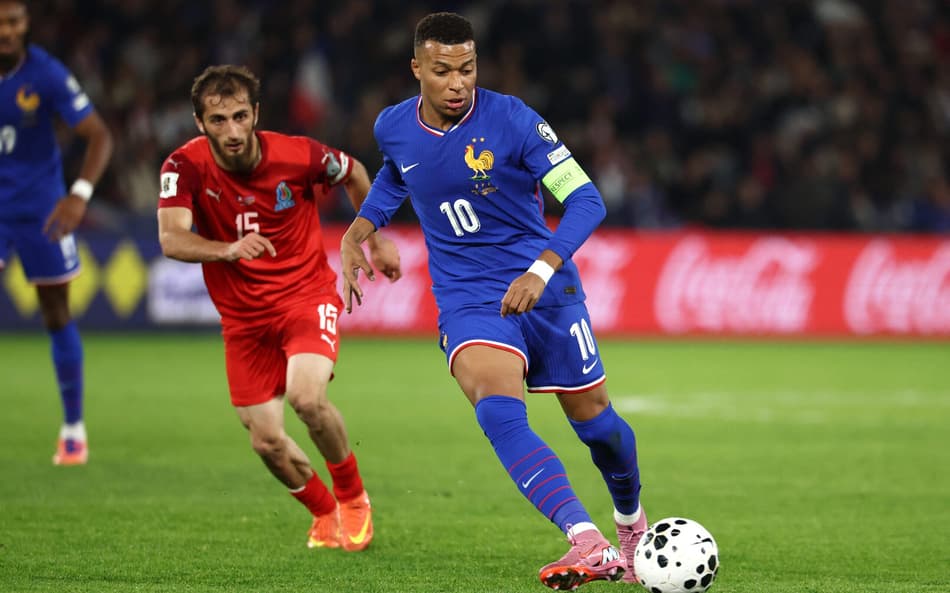 Mbappé em jogo da França contra o Azerbaijão pelas Eliminatórias (Foto: Franck Fife / AFP)