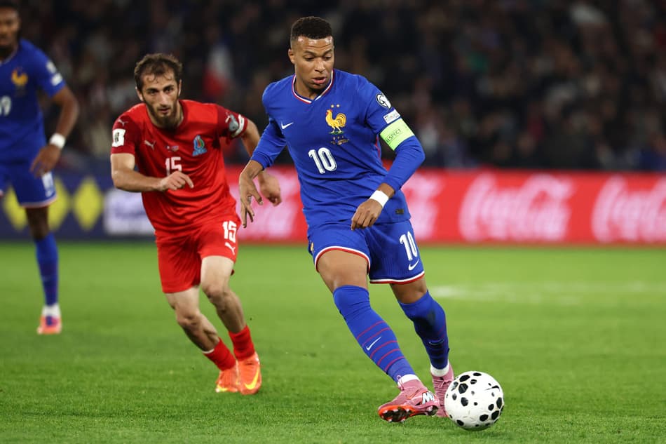 Mbappé em jogo da França contra o Azerbaijão pelas Eliminatórias (Foto: Franck Fife / AFP)