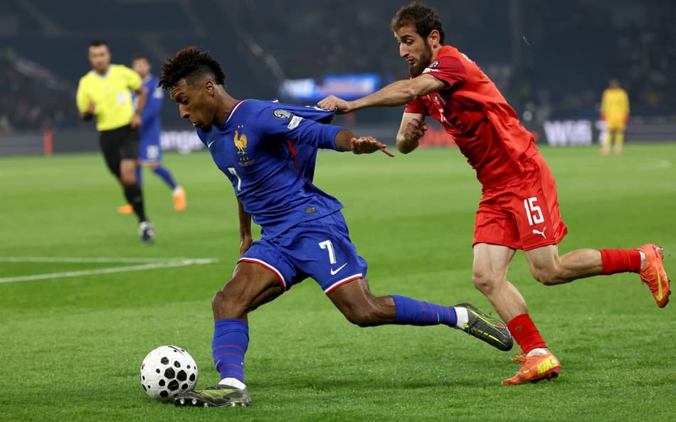 Kingsley Coman disputa bola com Abdulakh Khaibulaev em França x Azerbaijão pelas Eliminatórias (Foto: Franck Fife / AFP)
