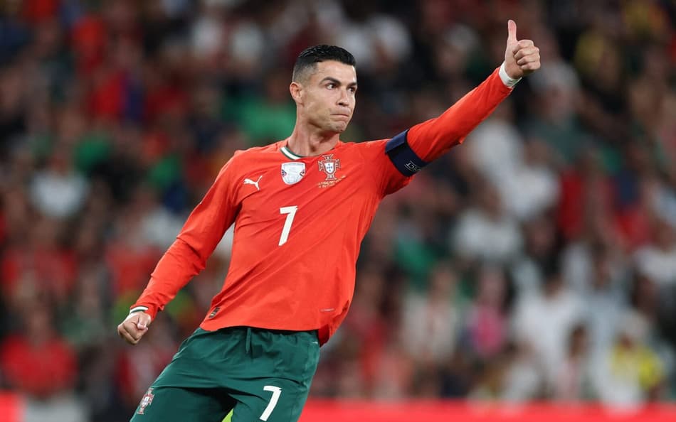 Cristiano Ronaldo em ação na partida entre Portugal e Irlanda (Foto: Patricia de Melo Moreira / AFP)