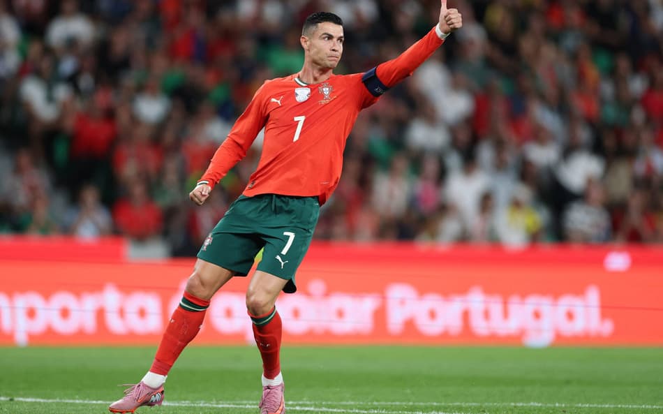Cristiano Ronaldo em ação na partida entre Portugal e Irlanda (Foto: Patricia de Melo Moreira / AFP)