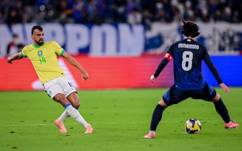 Zagueiro Fabrício Bruno entrega a bola para Minamino marcar na derrota da Seleção Brasileira para o Japão (Foto: Yuichi Yamazaki/AFP)