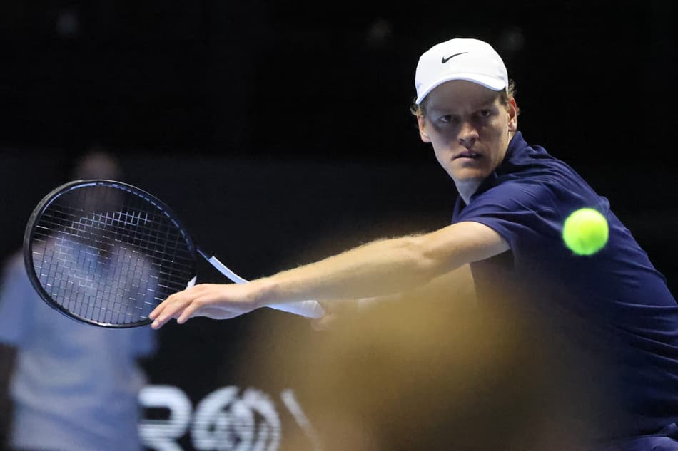 Jannik Sinner enfrenta Stefanos Tsitsipas nas quartas do Six Kings Slam (Foto: Fayez Nureldine / AFP)