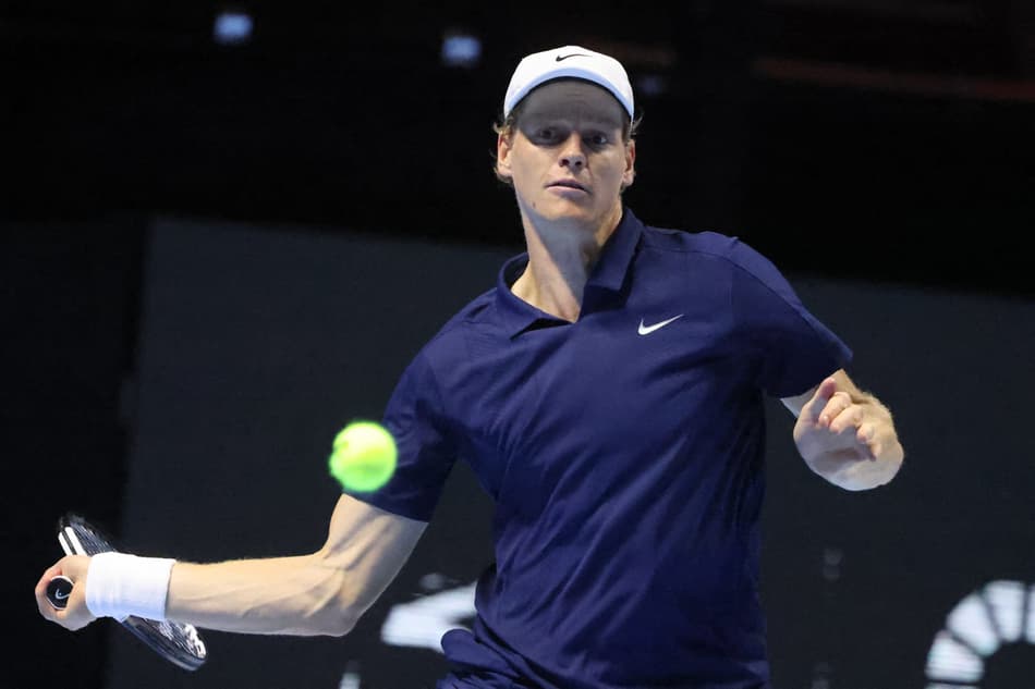 Jannik Sinner enfrenta Stefanos Tsitsipas nas quartas do Six Kings Slam (Foto: Fayez Nureldine / AFP)