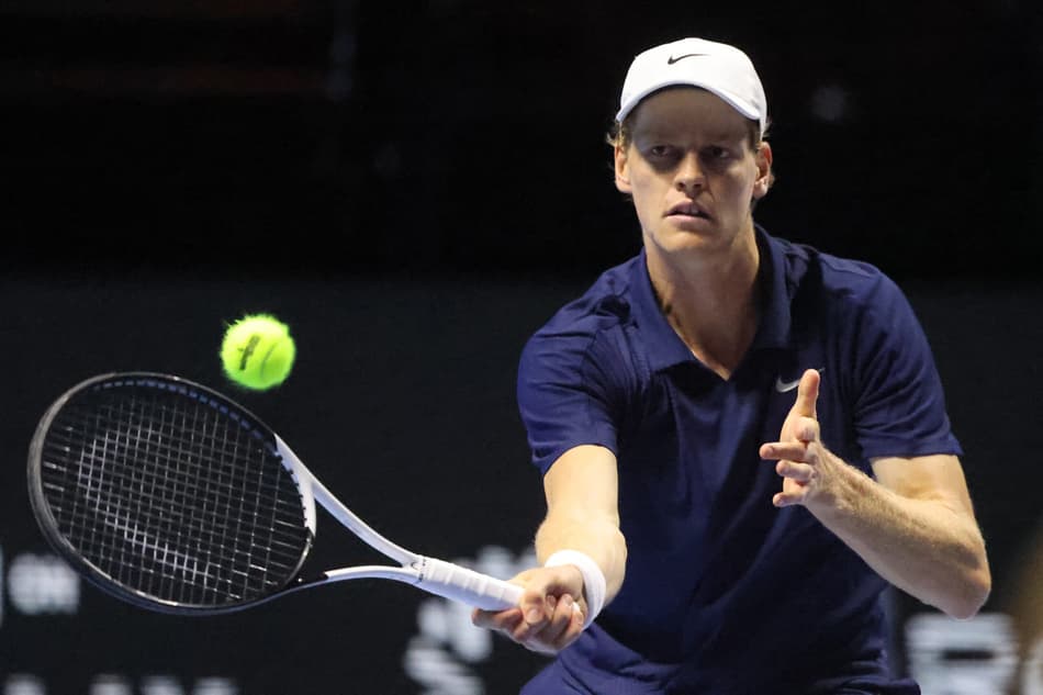 Jannik Sinner enfrenta Stefanos Tsitsipas nas quartas do Six Kings Slam (Foto: Fayez Nureldine / AFP)