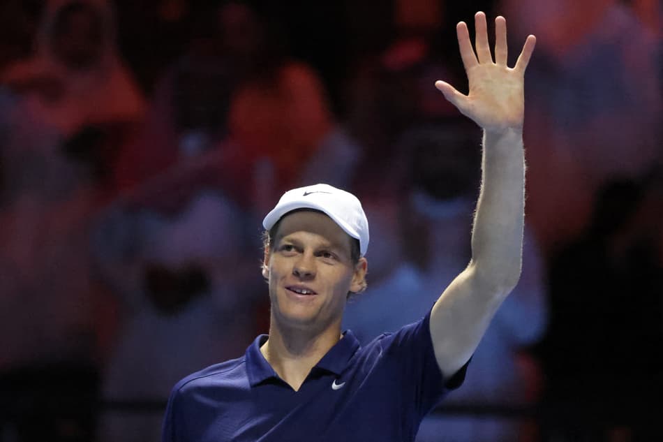 Jannik Sinner enfrenta Stefanos Tsitsipas nas quartas do Six Kings Slam (Foto: Fayez Nureldine / AFP)